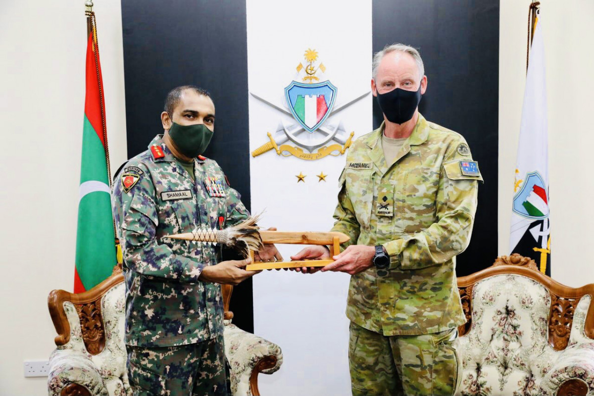 ޔޫއެސް އާރމީ ޕެސިފިކްގެ ޑެޕިއުޓީ ކޮމާންޑިންގ ޖެނެރަލް، މޭޖަރ ޖެނެރަލް މެކް ޑެނިއެލްއާ ޗީފް އޮފް ޑިފެންސް ފޯސް މޭޖަރ ޖެނެރަލް ޢަބްދުﷲ ޝަމާލް