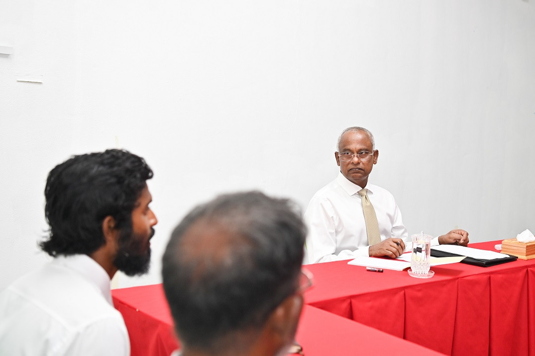 ރައީސުލްޖުމްހޫރިއްޔާ އިބްރާހިމް މުހައްމަދު ސާލިހް ވަނީ ރ. އަލިފުށި ކައުންސިލް އަދި އ.ތ.ކ. ގެ މެމްބަރުންނާ ބައްދަލުކުރައްވާފައި - ފޮޓޯ: ރައީސް އޮފީސް