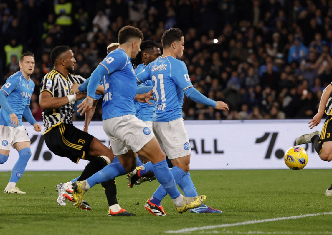 މެޗުގައި ލަނޑު ޖެހުމަށްފަހު ނަޕޯލީގެ ކުޅުންތެރިން އުފާ ފާާޅު ކުރަނީ