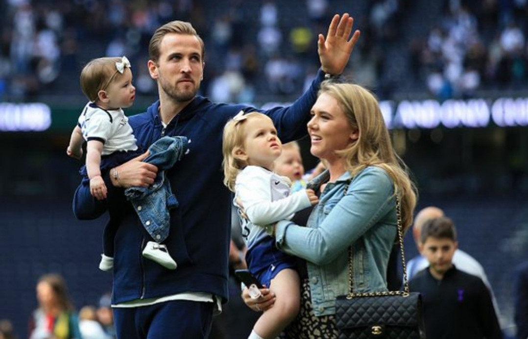 އިންގްލެންޑުގެ ފޯވާޑް އަދި ކެޕްޓަން ހެރީ ކޭން އޭނާގެ އަންހެނުންނާއި ތިން ކުދިންނާއެކު