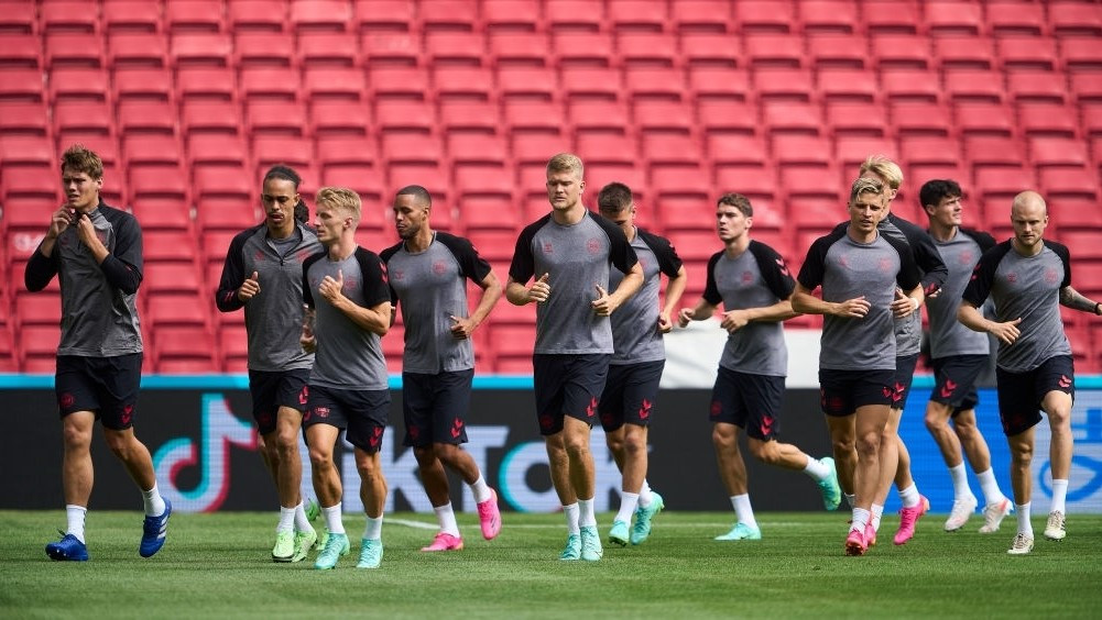 ފިންލެންޑް މެޗުގެ ކުރިން ޑެންމާކުން ކުރިއަށްގެންދިޔަ ތަމްރީނުތަކުގެ ތެރެއިން