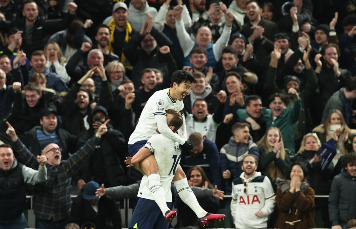 ވެސްޓް ހޭމާ ދެކޮޅަށް ޓޮޓެންހަމުން ކުޅުނު މެޗުގެ ތެރެއިން