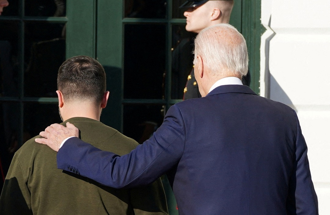 ޔޫކްރެއިންގެ ރައީސް ޒެލެންސްކީއާއި އެމެރިކާގެ ރައީސް ޖޯ ބައިޑަން - ފޮޓޯ: ރޮއިޓަރސް