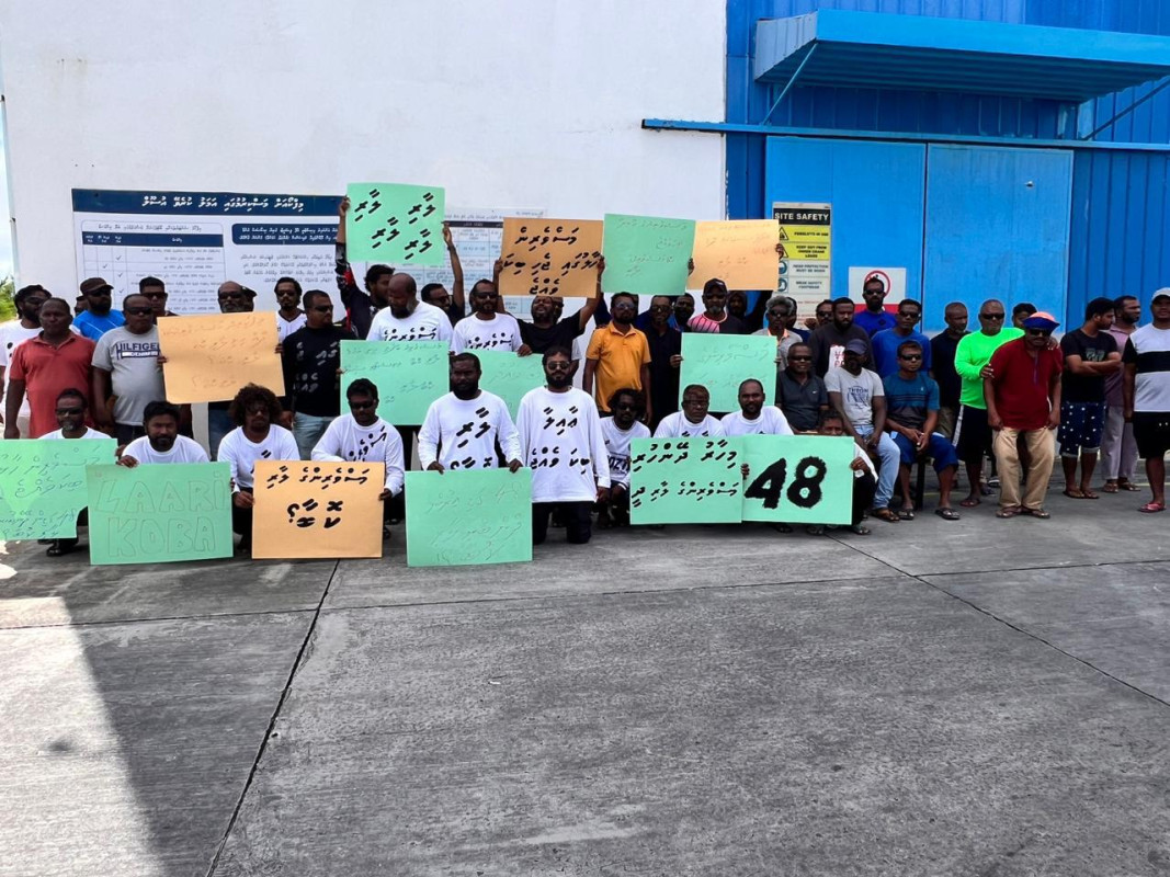 އައްޑޫގެ މަސްވެރިންގެ ކޮމްޕްލެކްސްގައި މަސްވެރިން ކުރަމުންދާ މުޒާހަރާގެ ތެރެއިން  - ފޮޓޯ: ރާއްޖެއެމްވީ