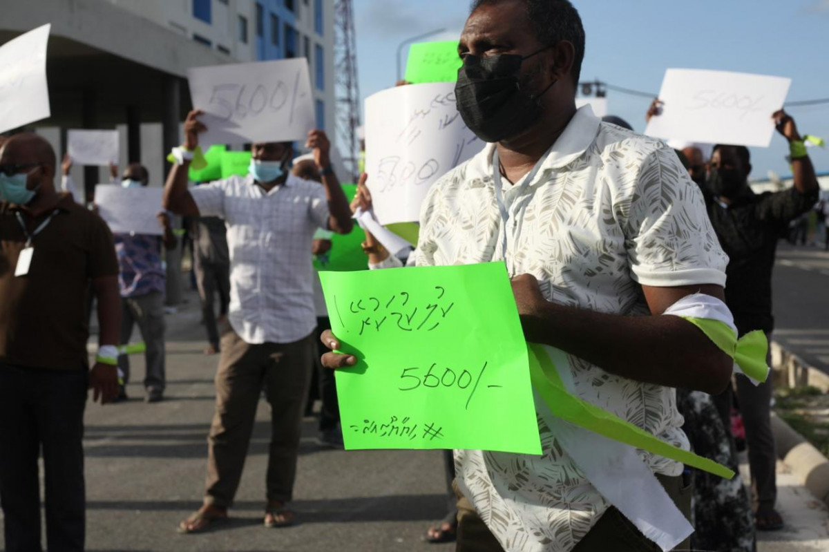 ހިޔާ ފްލެޓު ލިބުނު މީހުންގެ ކަންބޮޑުވުންތައް ހިއްސާކުރުމަށް ހިޔާ ޔޫނިއަނުން ބޭއްވި މުޒާހަރާގެ ތެރެއިން - ފްލެޓުތަކުގެ ކުލި 5،600 ރުފިޔާއަށް ކުޑަކޮށްދިނުމަށް ގޮވާލާ ލިޔެފައިވާ ޕޯސްޓަރެއް - ފޮޓޯ: ރާއްޖެއެމްވީ 