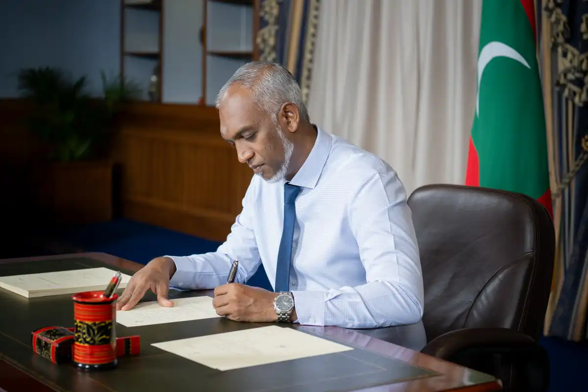ޤާނޫނު ނަންބަރު 8/2009 (ދިވެހިރާއްޖޭގެ ޕެންޝަނާބެހޭ ޤާނޫނު) އަށް 6 ވަނަ އިޞްލާޙު ގެނައުމުގެ ބިލު، ރައީސުލްޖުމްހޫރިއްޔާ ޑޮކްޓަރ މުޙައްމަދު މުޢިއްޒު ތަސްދީޤުކުރެއްވީ 21 މެއި 2026 ގައި.