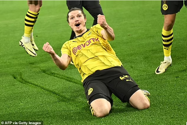 މާސެލް ސަބިޓްޒާ ޑޯޓްމުންޑް މޮޅުވި ގޯލު ޖަހާފައި އުފާ ފާޅުކުރަނީ