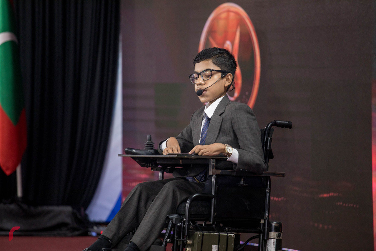 8 ޖުލައި 2019 --ރިވެލި އެވޯޑު ދިނުމަށް ބޭއްވި ހަފްލާގެ ތެރެއިން. އެވޯޑް ލިބުން ކުއްޖެއް ޖަލްސާގައި  ވާހަކަ ދައްކަވަނީ-- ފޮޓޯ: ޝުއައިބް މުހައްމަދު