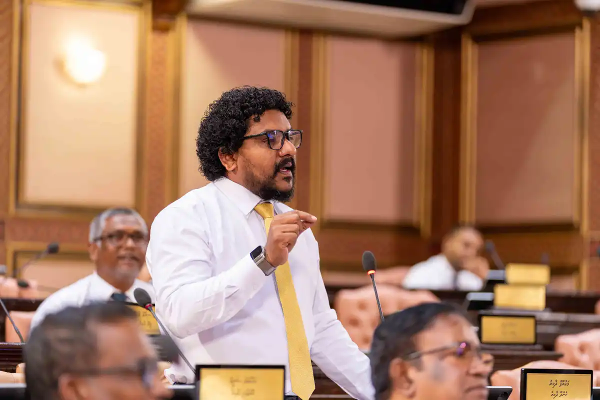 ރައްޔިތުންގެ މަޖިލީހުގެ ކެންދޫ ދާއިރާގެ މެންބަރު މައުރޫފް ޒާކިރު މަޖިލިސް ޖަލްސާގައި ވާހަކަދައްކަވަނީ