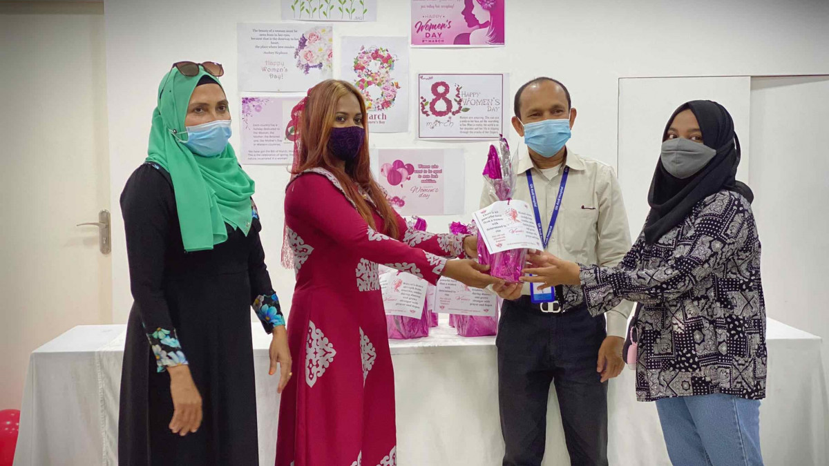 މަހަލްދީބް ފުވައްމުލައް މެޑިކަލް ސެންޓަރގެ ފަރާތުން އަންހެނުންގެ ދުވަސް ފާހަގަ ކުރުމަށް ގިފްޓް ޕެކް ހަދިޔާ ކުރަނީ