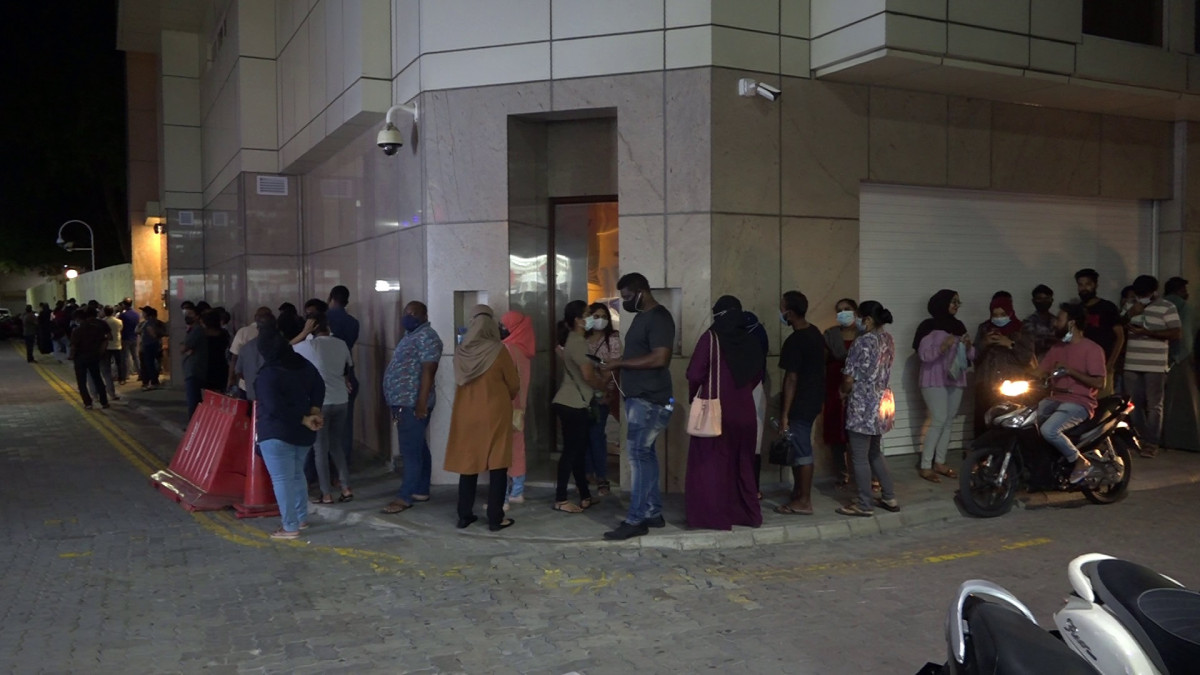 މަޖްލިސް ސަރަހައްދުގައި ވެކްސިން ޖެހުމަށް ކިއުގައި ތިބި މީހުން