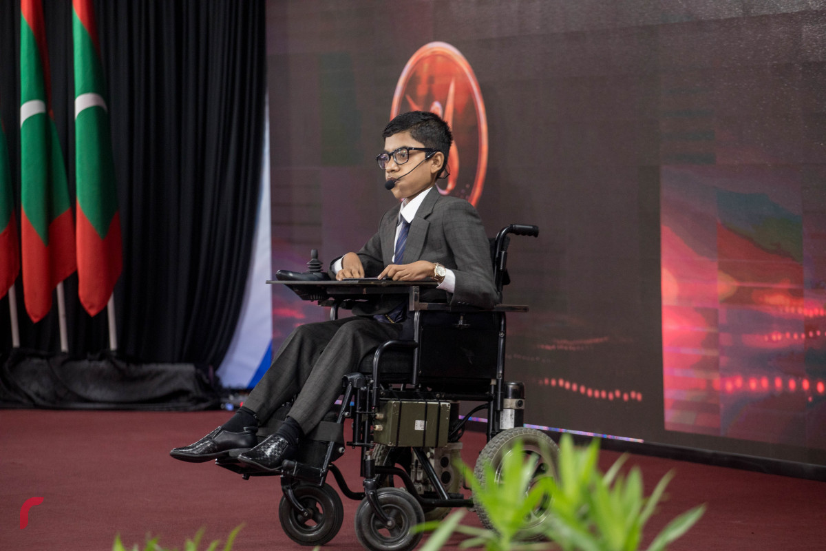 8 ޖުލައި 2019 --ރިވެލި އެވޯޑު ދިނުމަށް ބޭއްވި ހަފްލާގެ ތެރެއިން. އެވޯޑް ލިބުން ކުއްޖެއް ޖަލްސާގައި  ވާހަކަ ދައްކަވަނީ-- ފޮޓޯ: ޝުއައިބް މުހައްމަދު