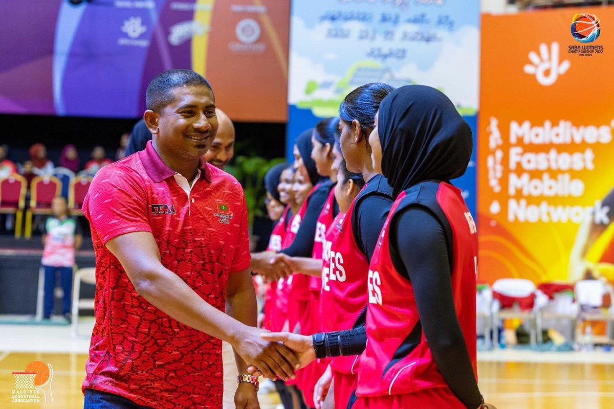 ޔޫތު މިނިސްޓަރު މަޚްލޫފް ބާސްކެޓު ޓީމާ ސަލާމްކުރައްވަނީ