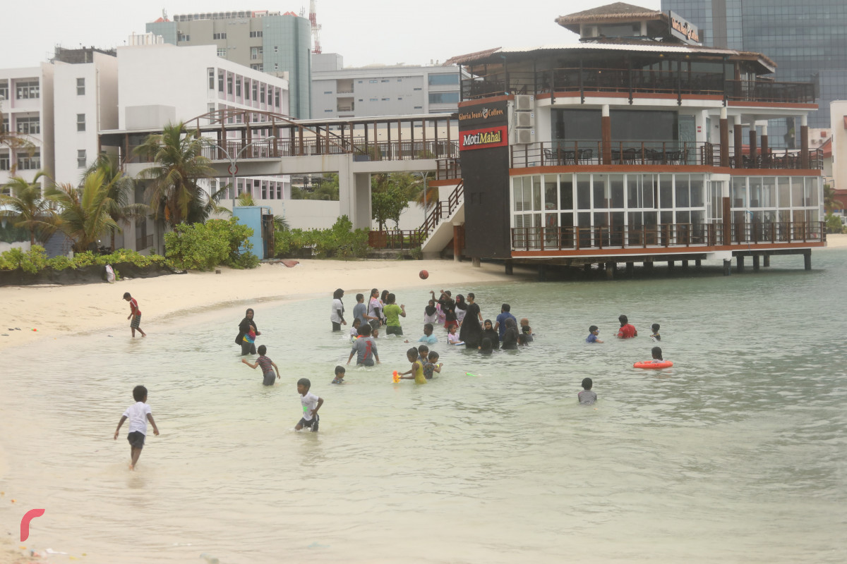 04 ޖޫން 2019 -- ރަސްފަންނު ސަރަހައްދުގައި މީހުން ފެންކުޅި ކުޅުމާއި މޫދަށް އެރުމުގައި-- ފޮޓޯ: ޝުއައިބް މުހައްމަދު