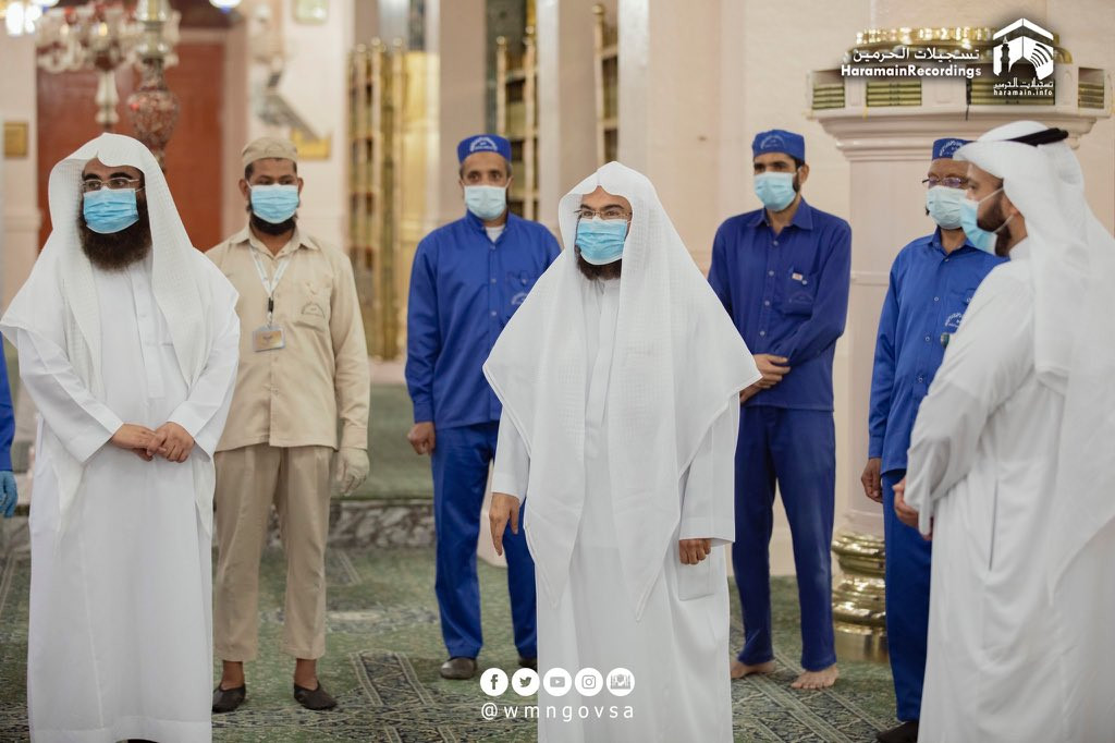 މަސްޖިދުލް ހަރާމް އާއި މަސްޖިދުލް ނަބަވީގެ ކަންކަން ބަލަހައްޓާ އޮފީހުގެ ރައީސް ޝެއިޚް އަބްދުއްރަހުމާން ސުދައިސް އާއި ބައެއް އެހެން އޮފިޝަލުން - އިމާމުންނަށް ހާއްސަ މި ދޮރުކޮޅުގެ ނަން ބަދަލުކޮށްފައިވަނީ އަލް ބާބް ގިބްލަ ނުވަތަ " ދަ ގިބްލަ ޑޯރ" ގެ ނަމަށް - ފޮޓޯ: އަލްހަރަމައިން