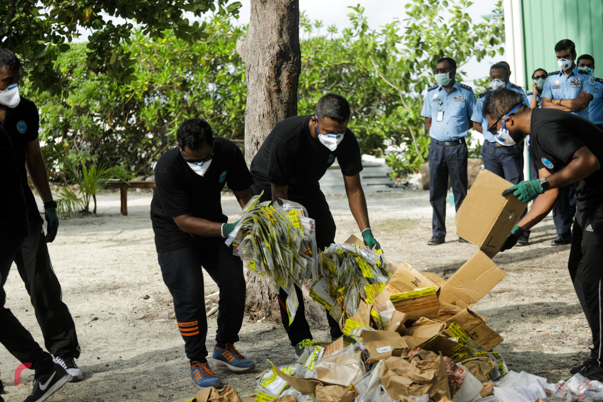 26 ޖޫން 2019: ފުލުހުންގެ ބެލުމުގެ ދަށުގައި ހުރި 416.9 ކިލޯގެ މަސްތުވާތަކެތި ނައްތާލުން. -- ފޮޓޯ: ޝުއައިބް މުހައްމަދު