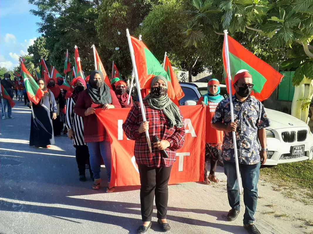 އިދިކޮޅު ކޯލިޝަންގެ ސަޕޯޓަރުން އައްޑޫސިޓީގައި ކުރިއަށް ގެންދިޔަ އިންޑިއާ އައުޓް ކެމްޕެއިން - އިންޑިއާ އައުޓް ކެމްޕޭނުގައި އިދިކޮޅު ކޯލިޝަންގެ ސަޕޯޓަރުން މަގުތަކަށް އެއްވެ - ފޮޓޯ: ޕީޕީއެމް