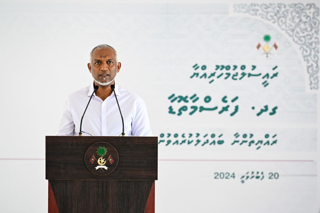 Muizzu speaking with the residential community of Faresmaathoda