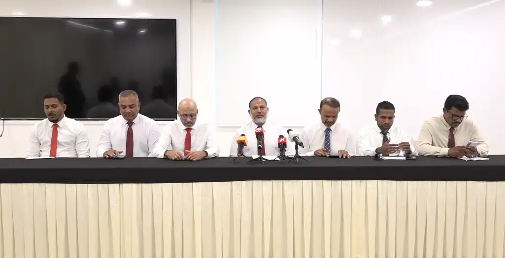 ރަސްމާލެގެ ބޮޑު ސަރަހައްދެއް އީގަލް ހިލްސްއަށް ދާއިމީކޮށް ދީފައިވާ ކަމަށް ބުނެ އުފެދިފައިވާ ކަންބޮޑުވުންތަކާ ގުޅިގެން ބޭއްވި ނޫސްވެރިންގެ ބައްދަލުވުމުގައި ކުރީގެ ހޯމް މިނިސްޓަރު ޝެއިޚް އިމްރާން އަބްދުﷲ ވާހަކަ ދައްކަވަނީ