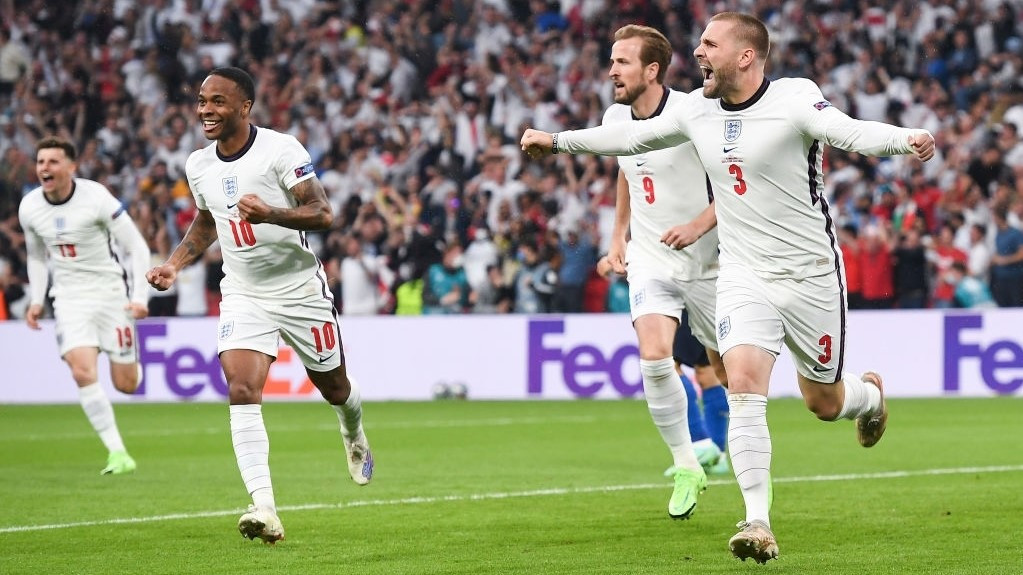 އިޓަލީ އާއި އިންގްލެންޑް ބައްދަލުކުރި މެޗުގެ ތެރެއިން، އިންގްލެންޑް ކުޅުންތެރިން ލަނޑު ޖެހުމަށްފަހު އުފާފާޅުކުރަނީ - ފޮޓޯ: ގެޓީ އިމޭޖަސް 