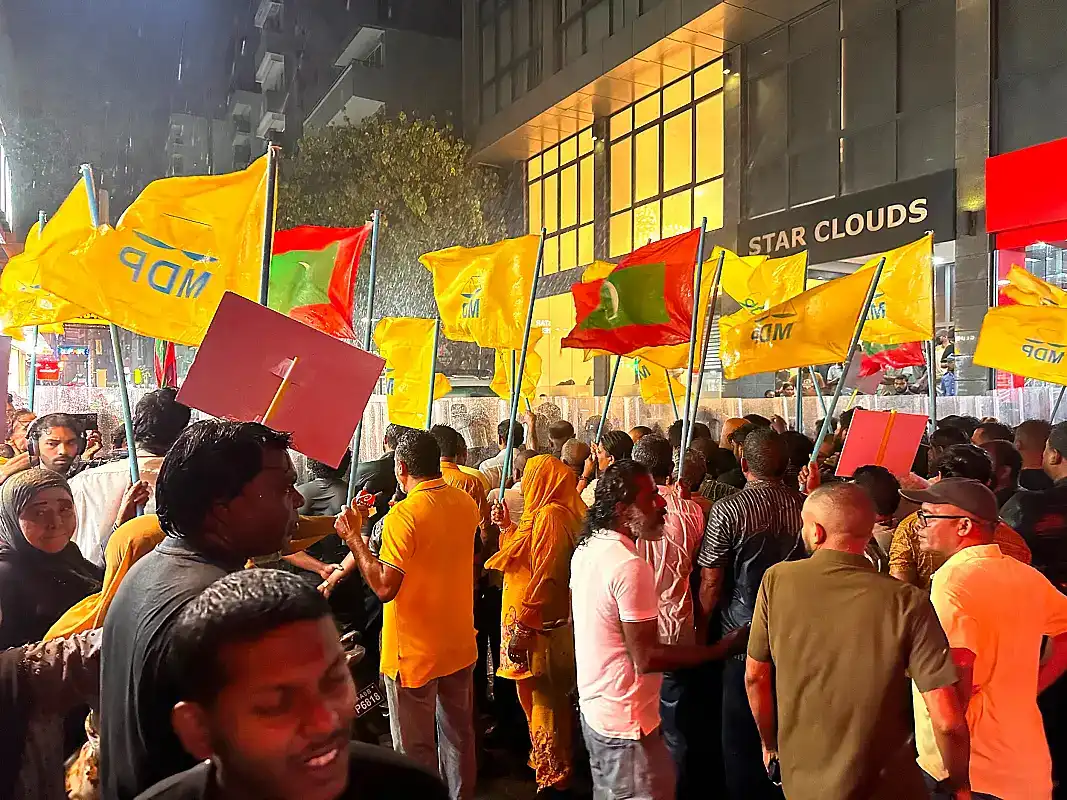 ދަތިވެއްޖެ މުޒާހަރާގެ ތެރެއިން. މި މުޒާހަރާގައި ގިނަ ރައްޔިތުން ބައިވެރިވެ ސަރުކާރާ ދެކޮޅަށް އަޑު އުފުލާފައިވޭ.