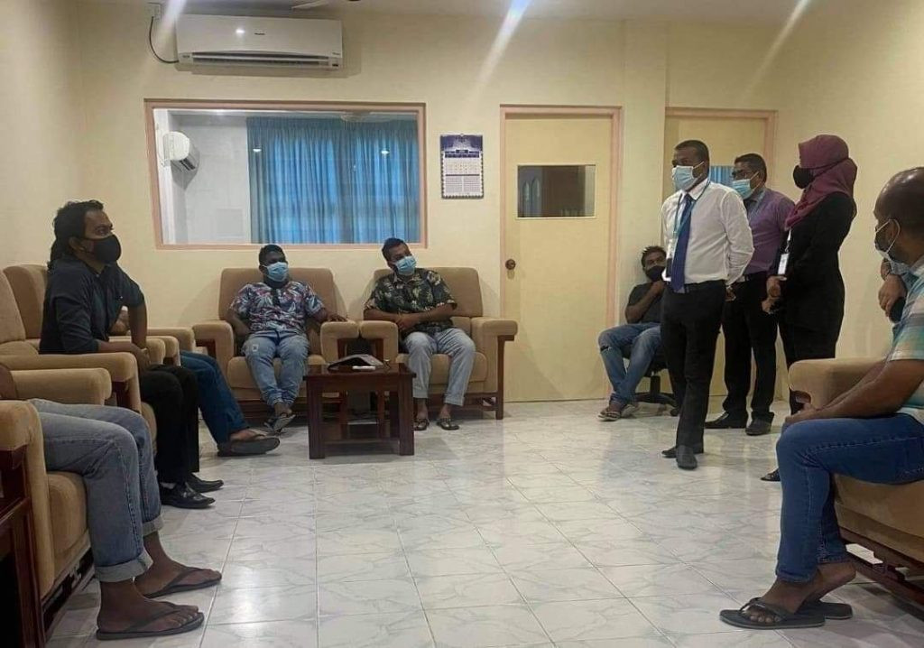 އައްޑޫގެ ޒުވާނުންނާ މޭޔަރު ބައްދަލުކުރައްވަނީ،