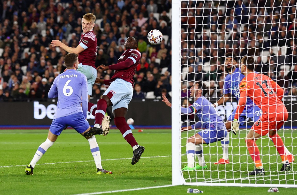 ވެސްޓް ހޭމްއާއި ބޯން މައުތު ބައްދަލުކުރި މެޗުގެ ތެރެއިން