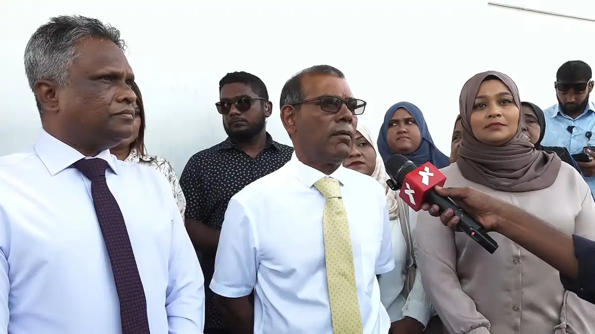 Former President Nasheed gives an interview to RaajjeTV while standing in the vicinity of the Criminal Court.