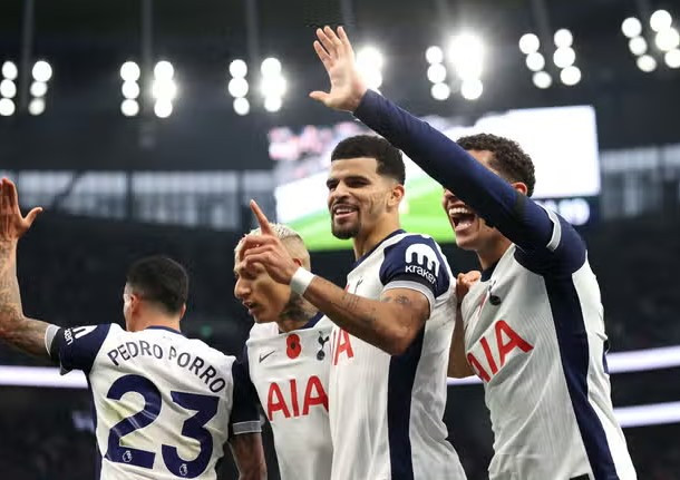 މެޗުގައި ލަނޑު ޖެހުމަށްފަހު ޓޮޓެންހަމްގެ ކުޅުންތެރިން އުފާ ފާޅު ކުރަނީ