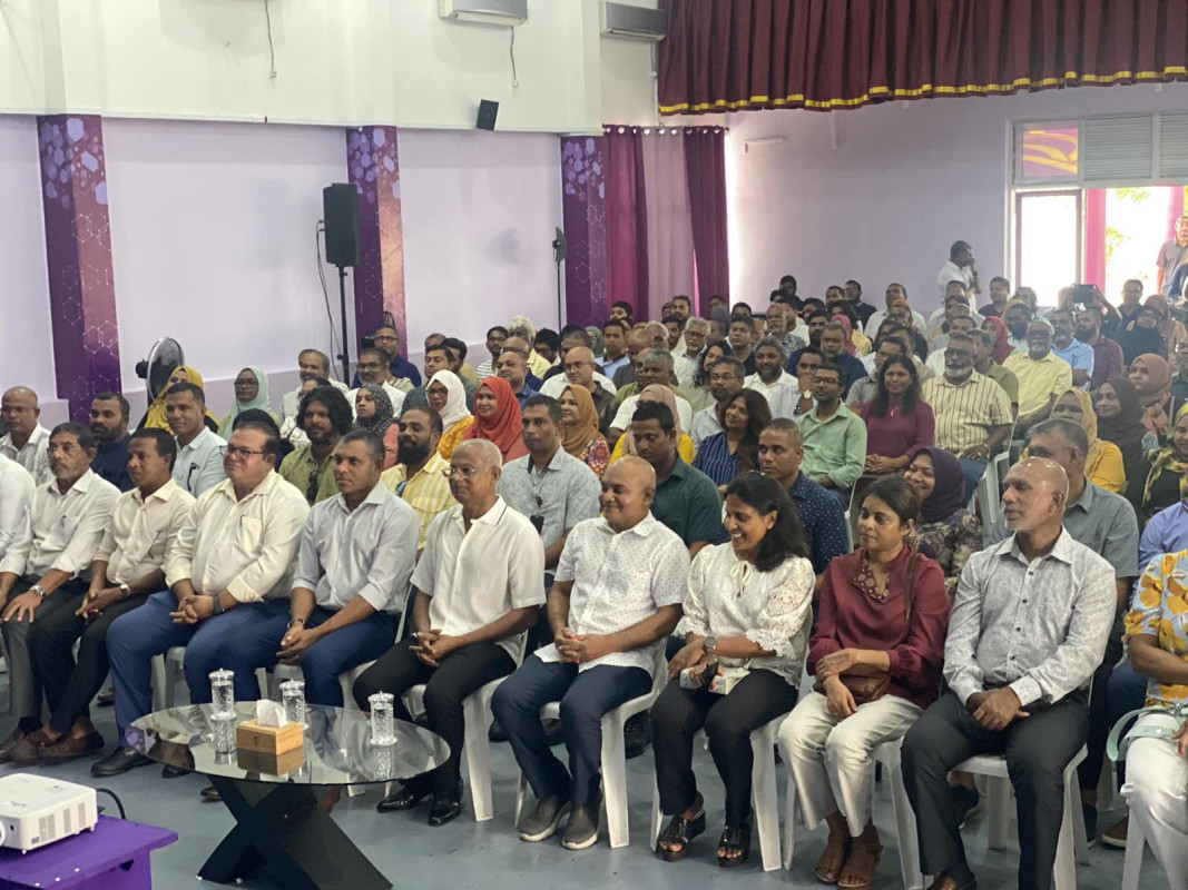 އެމްޑީޕީން ބޭއްވި ކެމްޕޭން މޯޓިވޭޝަނަލް ސެޝަންގައި ވާހަކަފުޅުދައްކަވަމުން ރައީސް ވިދާޅުވީ ހެނދުނު ހޭފުޅުލެއްވުމަށްފަހު، އިންތިޚާބުގައި ވާދަކުރައްވާ ކެނޑިޑޭޓަކާ ފޯނުން 45 މިނެޓުވަންދެން ވާހަކަފުޅުދެއްކެވިކަމަށް - ފޮޓޯ: ރާއްޖެއެމްވީ