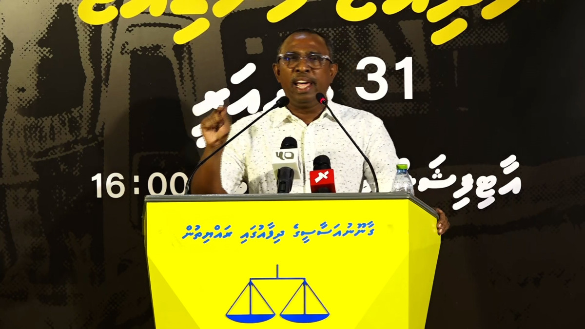 މެދުހެންވޭރު ދާއިރާގެ ކުރީގެ މަޖިލިސް މެމްބަރު އަލީ އާޒިމް، އެމްޑީޕީގެ ކަންމަތީ ޖަލްސާގައި ވާހަކަ ދައްކަވަނީ