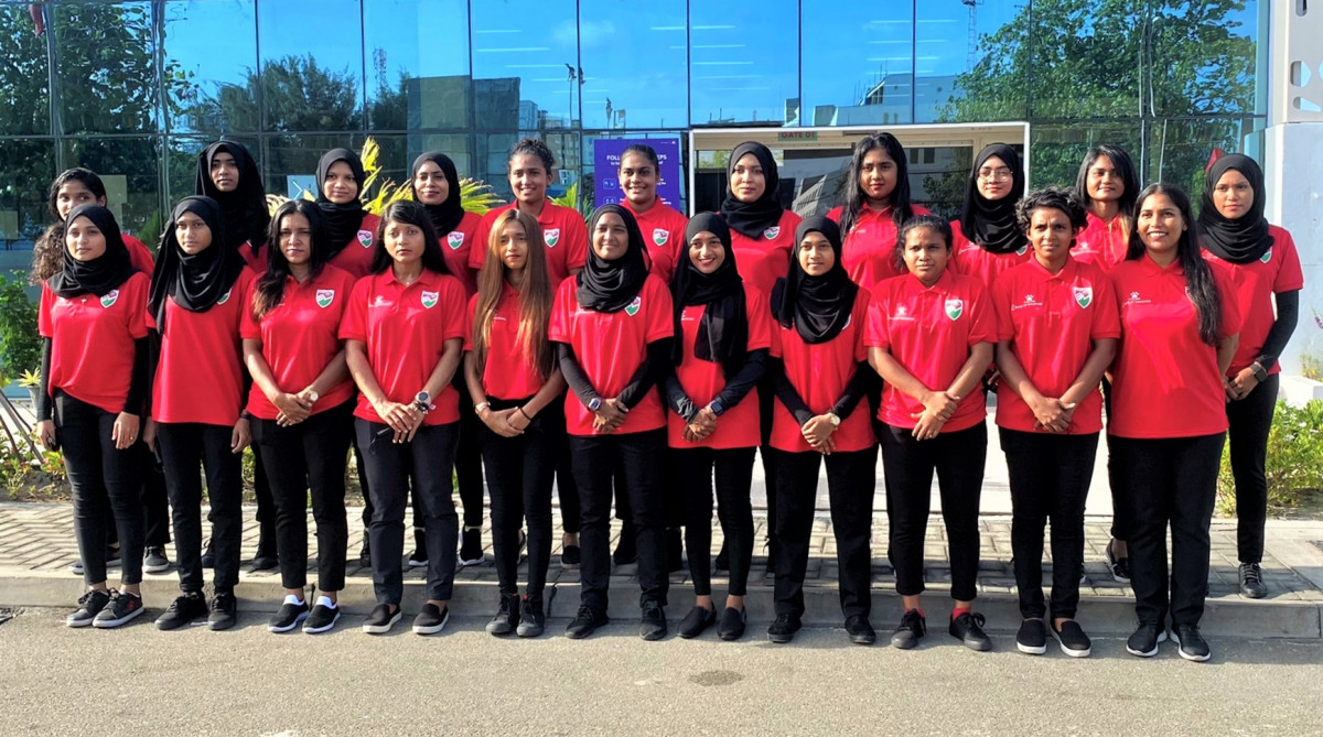 ތަޖިކިސްތާނަށް ފުރުމުގެ ކުރިން ގައުމީ އަންހެން ޓީމު ފޮޓޯއަކަށް ހުއްޓިގެން