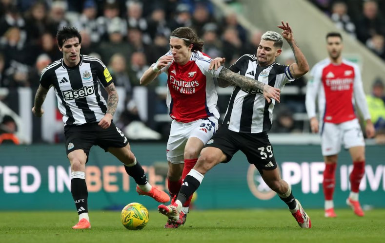 ނިއުކާސަލް އާއި އާސެނަލް ކުޅުނު މެޗުގެ ތެރެއިން