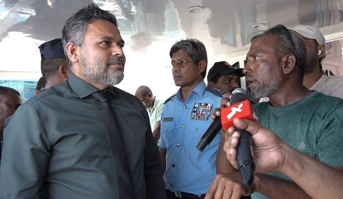 މަސްވެރިކަމާއި ކަނޑުގެ ވަޞީލަތްތަކާއި ބެހޭ ވަޒީރު އަޙްމަދު ޝިޔާމް އާއި މަސްވެރިއަކު ސުވާލުކުރަނީ