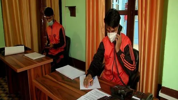 ކަޝްމީރުގައި ކޮވިޑް ބަލި ޖެހޭ މީހުންއަށް ފޯނު މެދުވެރިކޮށް ނަފްސާނީ އެހީތެރިކަން ދެނިކޮށް