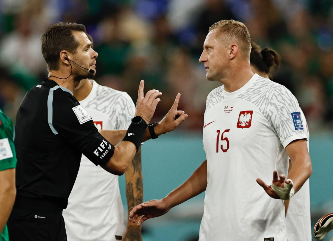 ޕޮލޭންޑު އަދި މެކްސިކޯ ބައްދަލުކުރި މެޗުގެ ތެރެއިން، މެޗުގެ ރެފްރީ ޕޮލޭންޑުގެ ކުޅުންތެރިޔަކާ ވާހަކަ ދައްކަނީ: ފޮޓޯ - ރޮއިޓާސް  