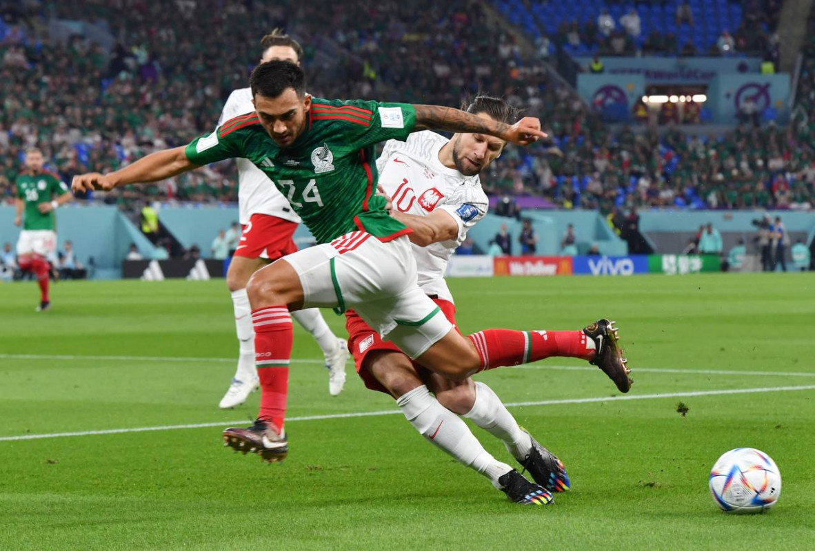 ޕޮލޭންޑު އަދި މެކްސިކޯ ބައްދަލުކުރި މެޗުގެ ތެރެއިން: ފޮޓޯ - ރޮއިޓާސް  