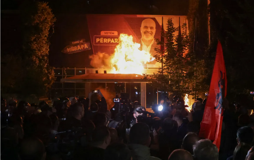 މުޒާހަރާގެ ބައިވެރިން އަލްބޭނިއާގެ ބޮޑުވަޒީރު އެޑި ރާމާގެ ބިލްބޯޑެއްގައި ހުޅުޖަހާފައި