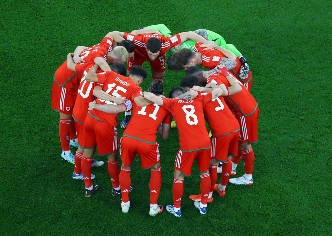 ވޭލްސް އާއި އެމެރިކާ ކުޅުނު މެޗުގެ ތެރެއިން، ވޭލްސްގެ ކުޅުންތެރިން މެޗު ފެށުމުގެ ކުރިން ވަށް ބުރެއް ހަދައިގެން ވާހަކަ ދައްކަނީ: ފޮޓޯ - ރޮއިޓާސް  