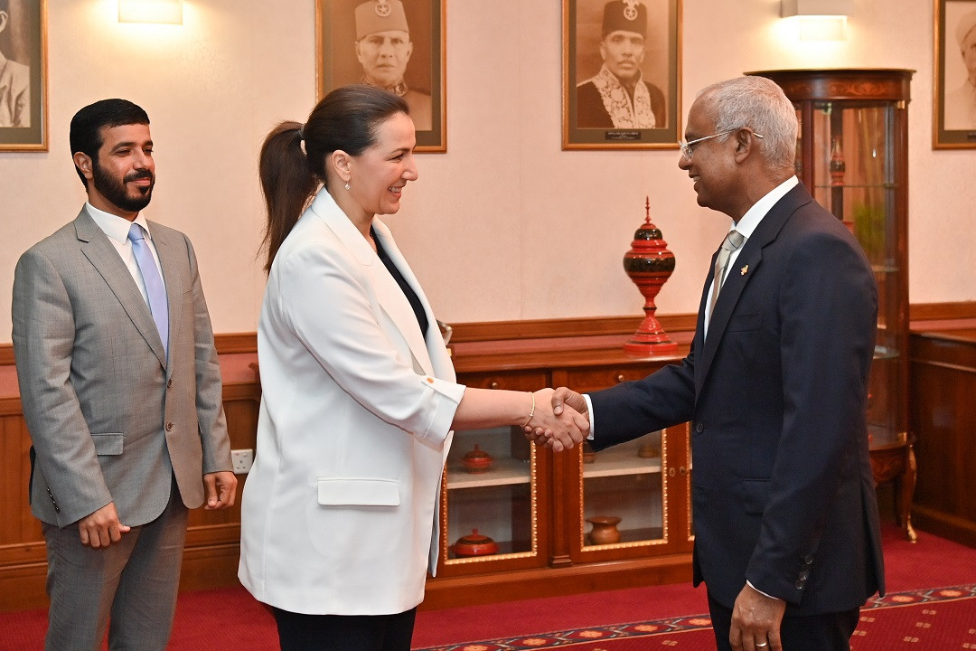 މި ބައްދަލުކުރެއްވުމުގައި ރައީސުލްޖުމްހޫރިއްޔާ ވަނީ ޔޫ.އޭ.އީގެ މިނިސްޓަރު ރާއްޖެ ވަޑައިގަތުމުން މަރުހަބާ ވިދާޅުވެ، އެ ގައުމުގެ އިސް ވެރިންނަށް ހެޔޮ އެދުންތައް ފޮނުއްވާފައި - ފޮޓޯ: ރައީސް އޮފީސް
