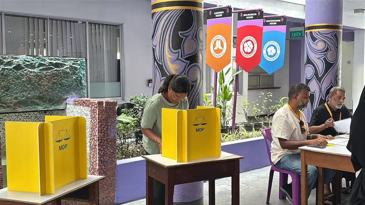 ލޯކަލް ކައުންސިލް އަދި ޑަބްލިއުޑީސީގެ މޯލްޑިވިއަން ޑިމޮކްރެޓިކް ޕާޓީ (އެމްޑީޕީ)ގެ ޕްރައިމަރީގައި ކުރީ ގެ ރައީސް އިބްރާޙިމް މުހައްމަދު ސޯލިހުގެ އަނބިކަނބަލުން ފަޒްނާ އަހުމަދު ވޯޓުލައްވާފައި ވަނީ މާފަންނު ހުޅަނގު ދާއިރާ އަށް