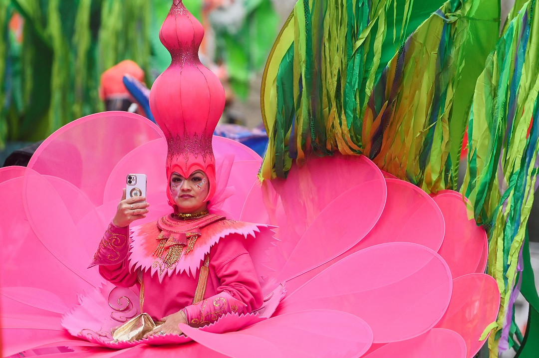 ލަންޑަންގައި އައު އަހަރު ފާހަގަކުރުމުގެގޮތުން ކުރިއަށްގެންދިޔަ ޕެރޭޑްގެ ތެރެއިން - ފޮޓޯ: ރޮއިޓަރސް