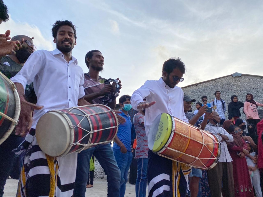 އަޟްޙާ ޢީދު 1442 - ރ. ރަސްގެތީމުގެ ކޯޑީގެ ކުޅިވަރުގެ ތެރެއިން، ކޯޑި ކަނޑާމީހާ ގަން ހިންގުމަށްފަހު، ރަށުގެ އަންހެންވެރިން އޭނާ މޫދަށްލާ ފެންވަރުވާ ނަލަ ހައްދައިގެން ރަށު ތެރޭގައި ހިންގުވާ - ފޮޓޯ: ރާއްޖެއެމްވީ