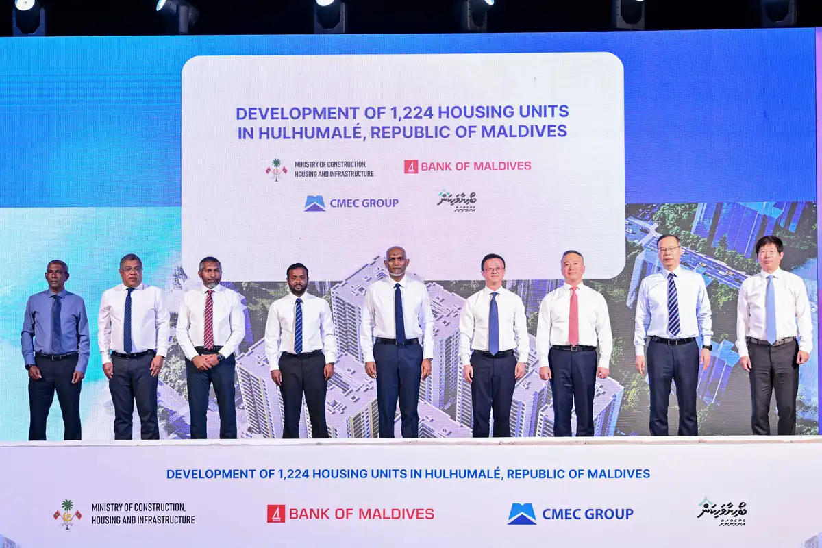 ރައީސުލްޖުމްހޫރިއްޔާ، ބޭންކް އޮފް މޯލްޑިވްސްގެ 1224 "އެފޯޑަބަލް ހައުސިންގ" ޔުނިޓްގެ މަޝްރޫޢުގެ ބިންގާ އެޅުމުގެ ރަސްމިއްޔާތު ޝަރަފުވެރިކޮށްދެއްވަނީ.