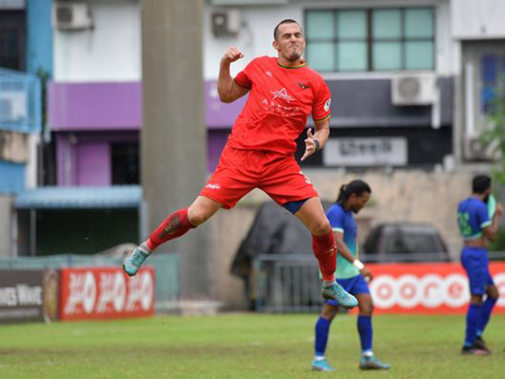 ހެޓްރިކް ހެދި ހޫގޯ ނިކޮލަސް