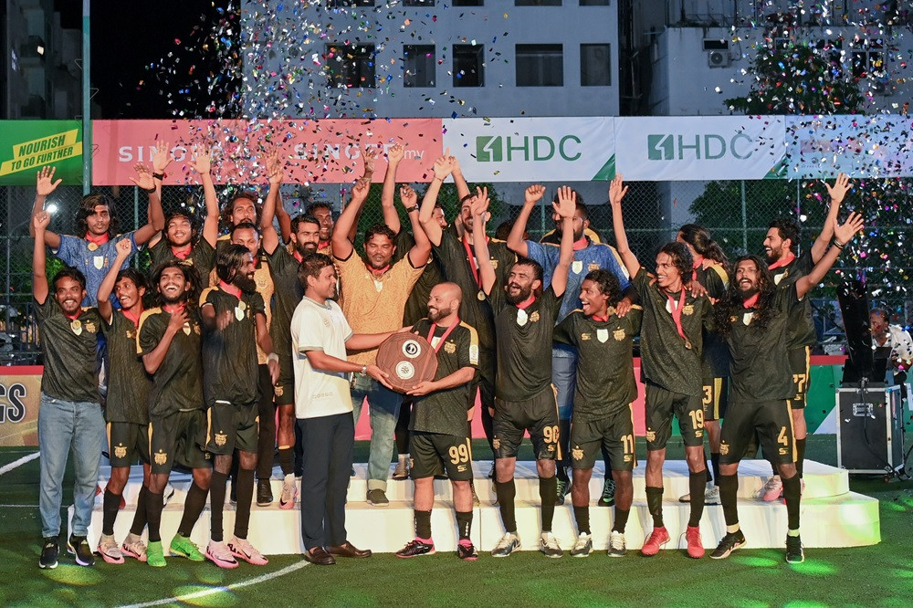 ކިންގްސް ކަޕްގެ ޗެމްޕިއަންކަން ހޯދި ކުލަބު ވެމްކޯ އަށް، ރައީސުލްޖުމްހޫރިއްޔާގެ ނައިބު ޝީލްޑް ހަވާލު ކޮށްދެއްވަނީ