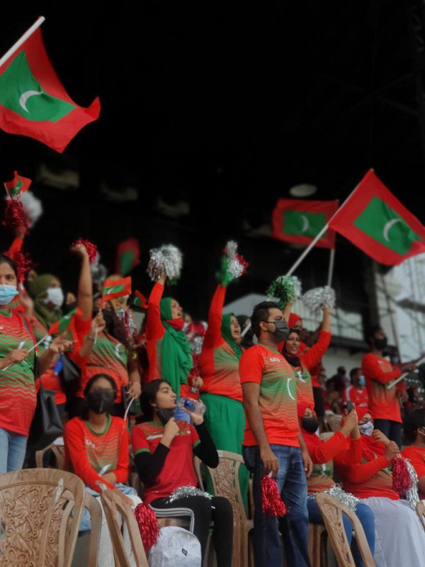 "މަހިންދަ ރާޖަޕަކްސަ ޓްރޮފީ" ފުޓްބޯޅަ މުބާރާތުގައި ދިވެހިރާއްޖެ އާއި ސްރީލަންކާ ބައްދަލުކުރާ މެޗުގައި، ދިވެހި ޓީމަށް ހިތްވަރު ދިނުމަށް ދަނޑަށް ވަދެ ތިބި ދިވެހި ސަޕޯޓަރުން - ރާއްޖޭން ވަނީ މީގެ ކުރިން 2012 ވަނަ އަހަރު ލަންކާގައި ބޭއްވި މި މުބާރާތުގެ ޗެމްޕިއަންކަން ހޯދާފައި، އެކަމަކު އެ ފަހަރު އެ މުބާރާތް ކުރިއަށްގެންދިޔައީ 23 އަހަރުން ދަށުގެ މުބާރާތެއްގެ ގޮތުގައި, އެ ފަހަރު ފައިނަލުގައި ރާއްޖެ މޮޅުވީ ޕާކިސްތާނާ ވާދަކޮށް 2-1 އިން - ފޮޓޯ: މުޙައްމަދު ފައިސަލް