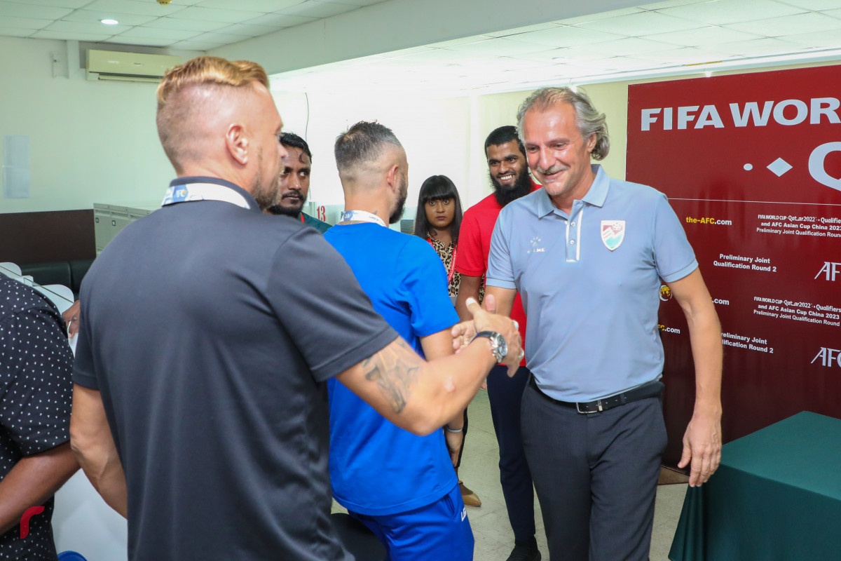 ވޯލްޑް ކަޕް ކޮލިފިކޭޝަންގައި ރާއްޖެ - ފިލިޕިންސް ބައްދަލުކުރާ މެޗުގެ ކުރިން ބޭއްވި ނޫސްވެރިންގެ ބައްދަލުވުމުގެ ތެރެއިން -- ފޮޓޯ : ޔޫސުފް ސޮފްވާން