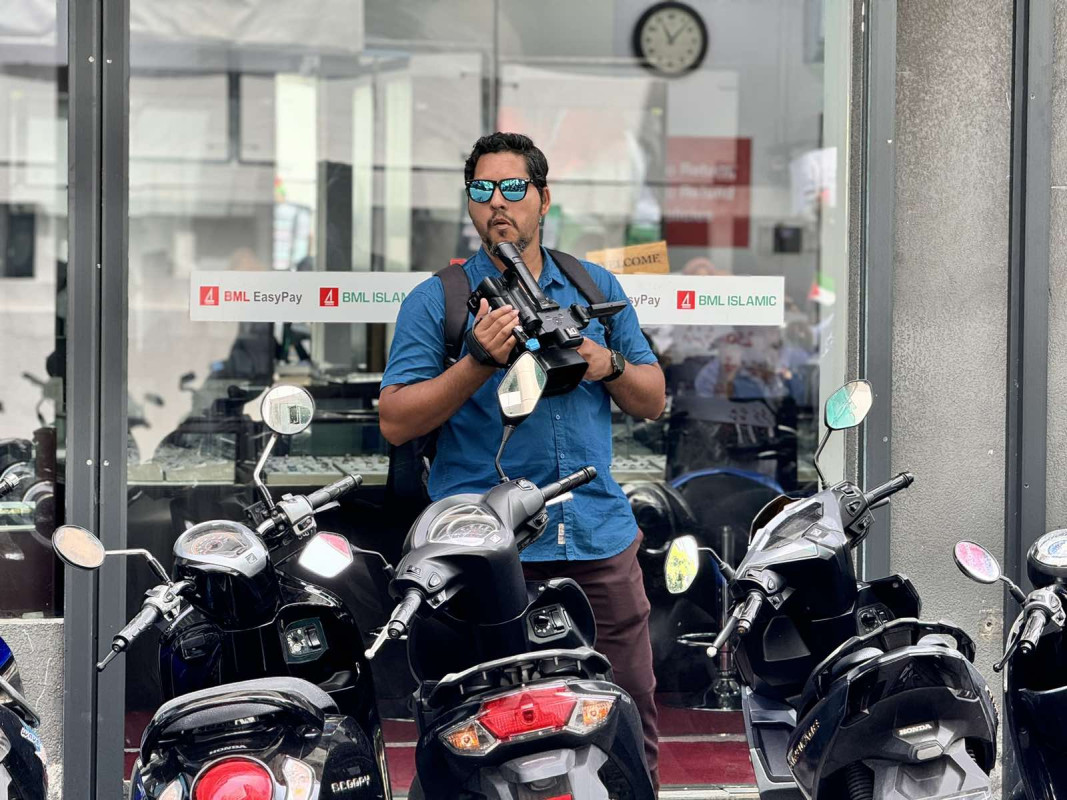 އިޒްރޭލް ޕާސްޕޯޓް މަނާކުރުމަށް ގޮވާލާ ކުރި މުޒާހަރާގެ ތެރެއިން - އެއްވުމުގައި ބައިވެރިވި ފޮޓޯގްރާފަރެއް - ފޮޓޯ: ޙުސައިން މަޚްތޫމް