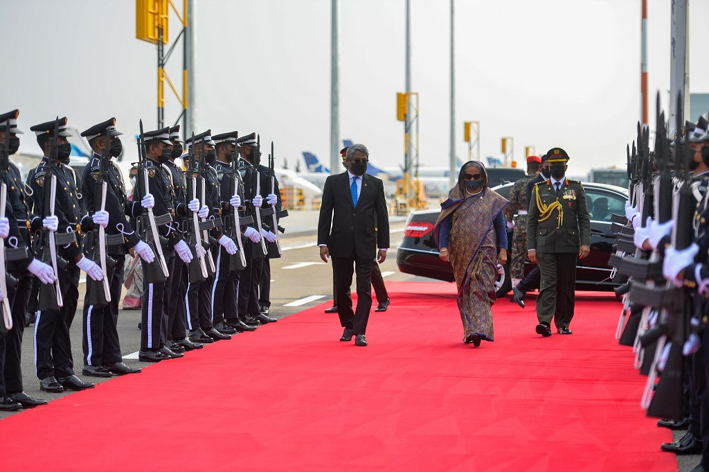 ރައީސުލްޖުމްހޫރިއްޔާ އިބްރާހީމް މުޙައްމަދު ޞާލިޙްގެ ދަޢުވަތަކަށް ބަންގްލަދޭޝްގެ ބޮޑުވަޒީރު ޝައިޚް ޙަސީނާ ރާއްޖެ ވަޑައިގެންނެވުން - މި ދަތުރުފުޅުގައި، ބަންގްލަދޭޝްގެ ބޮޑުވަޒީރު، ރައީސް ސޯލިޙު އާއި އަދި ދަޢުލަތުގެ ބައެއް ޢިއްޒަތްތެރިންނާއި ބައްދަލުކުރެއްވުމަށް ހަމަޖެހިފައިވޭ - ފޮޓޯ: ރައީސް އޮފީސް